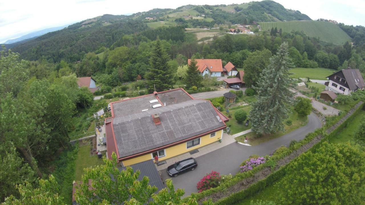 Haus Renarth - Michaela Pro Apartment Kitzeck im Sausal Luaran gambar